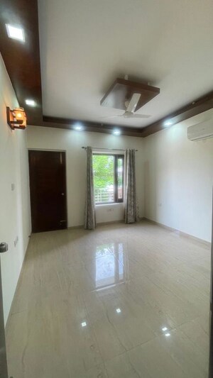 Bedroom in 4 BHK Builder Floor at Sector 16 – for Rent