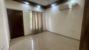 Room in 4 BHK Builder Floor at Sector 16 – for Rent