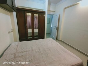 Room in 2 BHK Apartment at Raheja Sherwood, Goregaon East – for Rent
