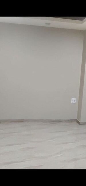 Room in 4 BHK Builder Floor at Sector 16 – for Rent