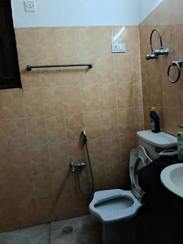 Bathroom, sector 51 3 Bedroom 1900 Sq.Ft. Builder Floor In Sector 51 Gurgaon 10608759