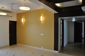 Room in 4 BHK Apartment at Parsvnath Exotica, Sector 53 – for Rent