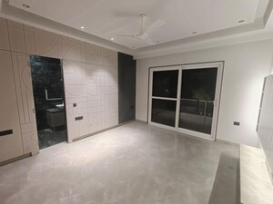 Room in 4 BHK Apartment at Parsvnath Exotica, Sector 53 – for Rent
