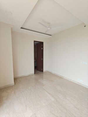 Room in 3.5 BHK Apartment at Ambience Tivertone, Sector 50 – for Rent
