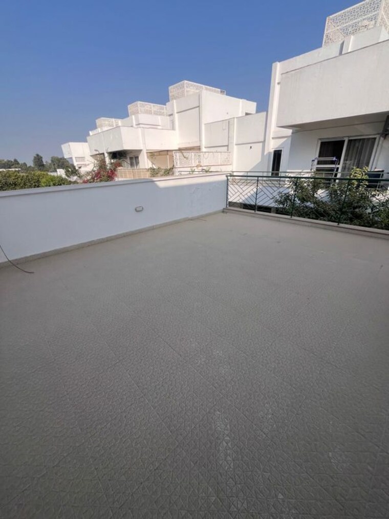 Balcony, central-park-flower-valley 3 Bedroom 2150 Sq.Ft. Independent House In Sohna Sector 33 Gurgaon 10609063