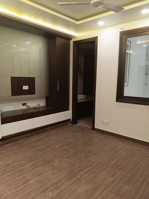 Room in 6 BHK Independent House at Maharani Bagh – for Sale
