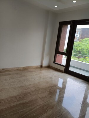 Room in 6 BHK Independent House at Maharani Bagh – for Sale