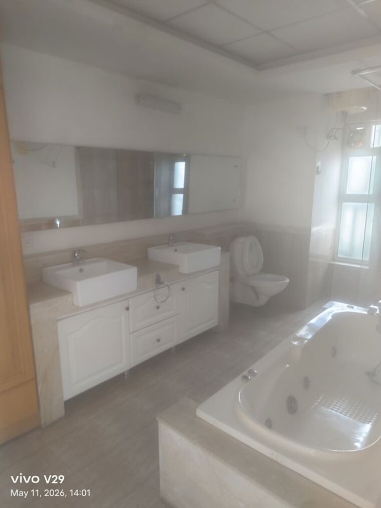 Bathroom, dlf-the-camellias 4 Bedroom 7500 Sq.Ft. Apartment In Sector 42 Gurgaon 10609378