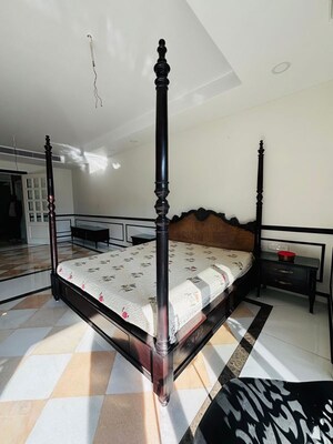 Master Bedroom in 6+ BHK Villa at Ashok Nagar – for Rent