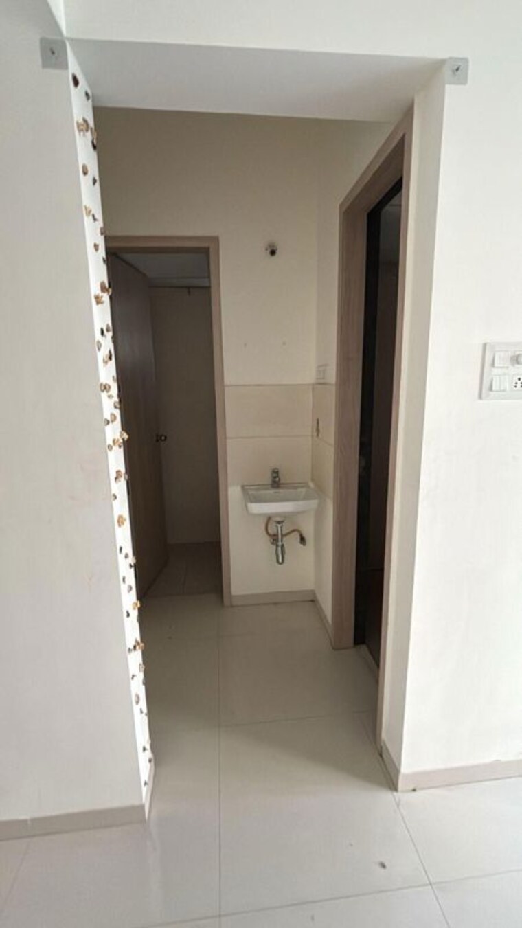 Bathroom, kundan-presidia 3 Bedroom 2000 Sq.Ft. Apartment In Nibm Road Pune 10609534