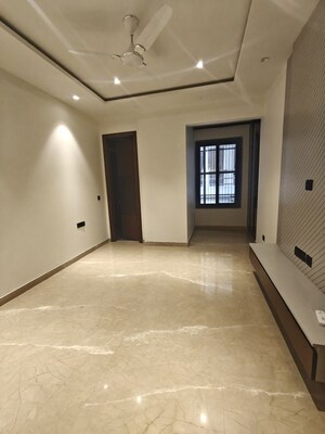 Room in 4 BHK Builder Floor at Sushant Lok I – for Rent