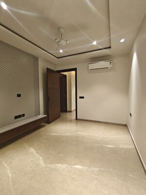 Room in 4 BHK Builder Floor at Sushant Lok I – for Rent