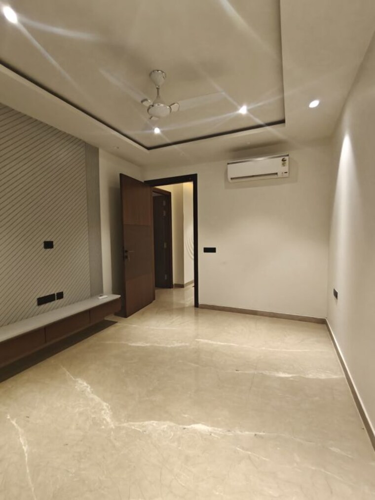 Room, sushant lok i 4 Bedroom 300 Sq.Yd. Builder Floor In Sushant Lok I Gurgaon 10609537