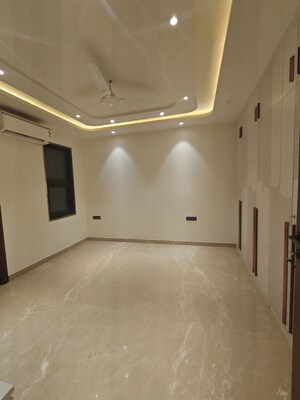 Room in 4 BHK Builder Floor at Sushant Lok I – for Rent