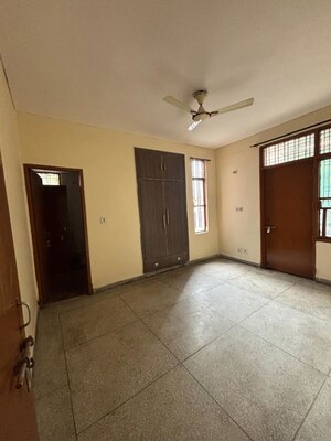 Room in 3 BHK Apartment at Sector 5 Dwarka – for Rent