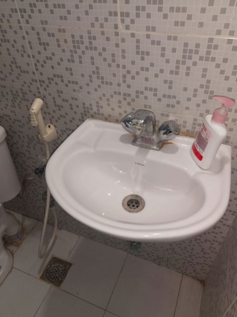 Bathroom, bptp-parkland 3 Bedroom 300 Sq.Yd. Builder Floor In Sector 75 Faridabad 10609692
