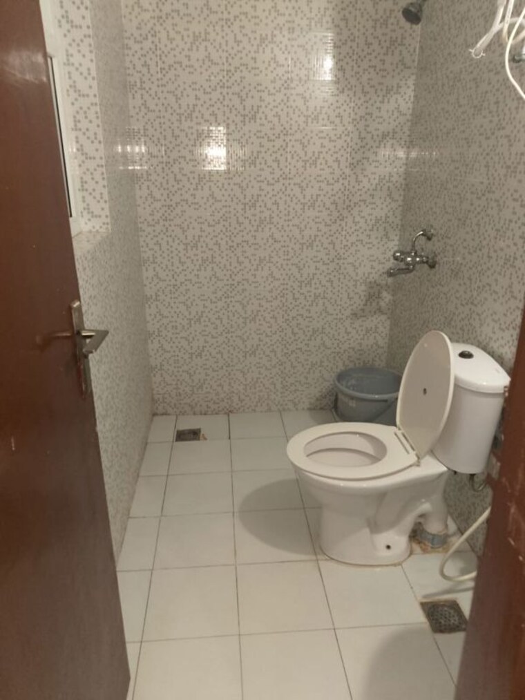Bathroom, bptp-parkland 3 Bedroom 300 Sq.Yd. Builder Floor In Sector 75 Faridabad 10609692