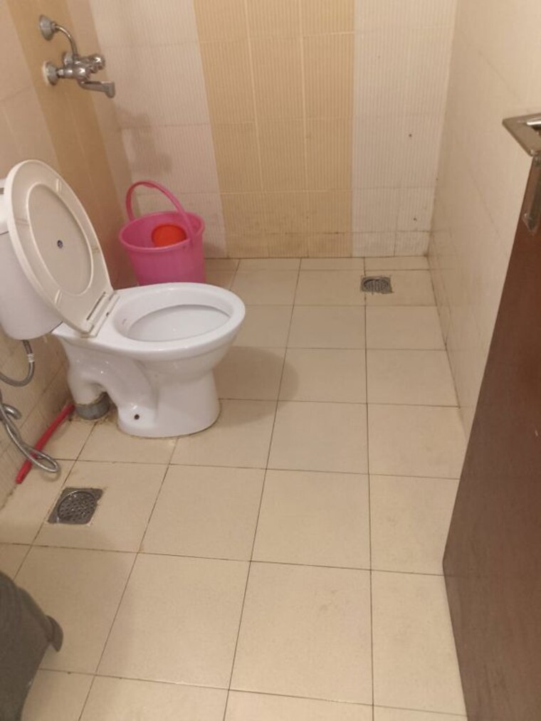 Bathroom, bptp-parkland 3 Bedroom 300 Sq.Yd. Builder Floor In Sector 75 Faridabad 10609692