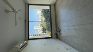 Room in 3 BHK Apartment at Oberoi Realty Esquire, Goregaon East – for Rent