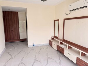 Room in 3 BHK Builder Floor at Sector 56 – for Rent