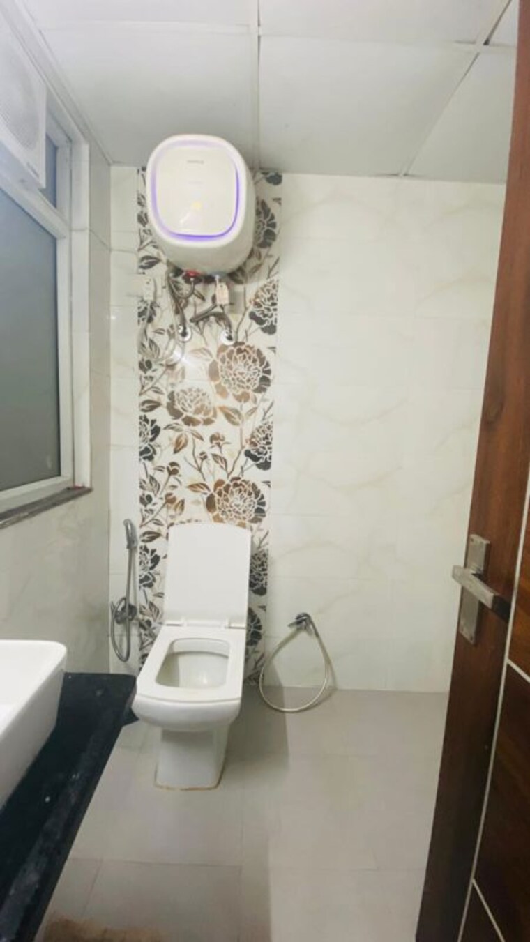 Bathroom, dlf phase iv 2 Bedroom 120 Sq.Yd. Builder Floor In Dlf Phase iv Gurgaon 10609766