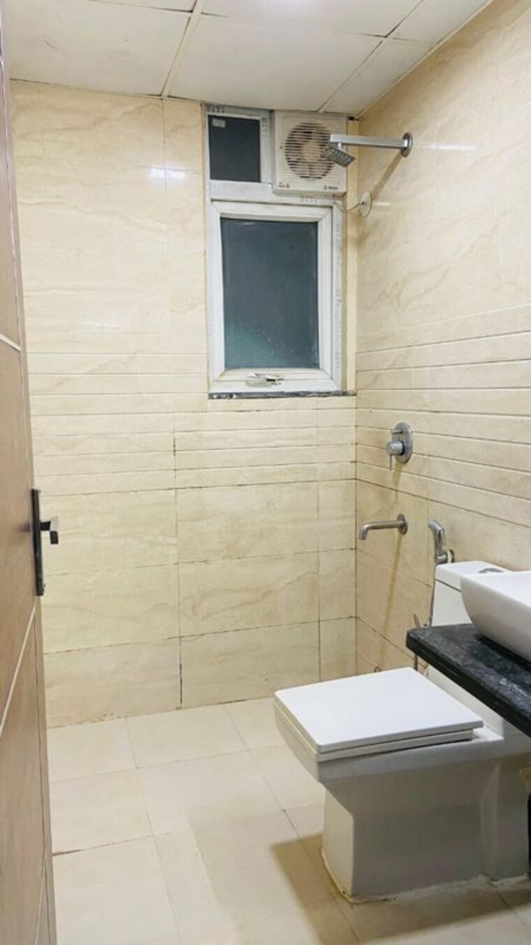 Bathroom, dlf phase iv 2 Bedroom 120 Sq.Yd. Builder Floor In Dlf Phase iv Gurgaon 10609766