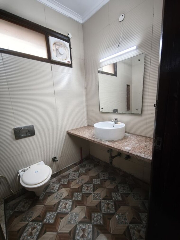 Bathroom, tilak nagar 3 Bedroom 1800 Sq.Ft. Builder Floor In Tilak Nagar Delhi 10609832