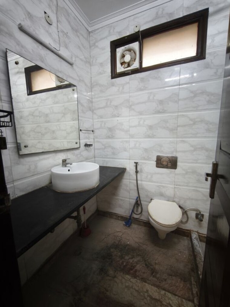 Bathroom, tilak nagar 3 Bedroom 1800 Sq.Ft. Builder Floor In Tilak Nagar Delhi 10609832