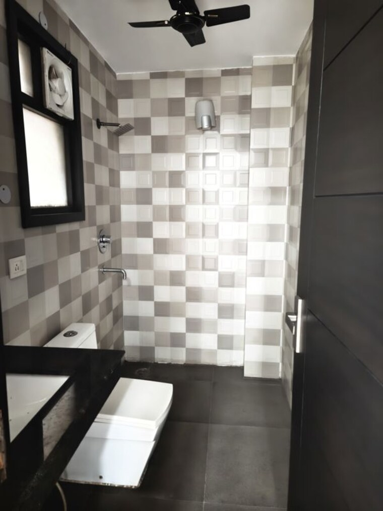Bathroom, ashok nagar 3 Bedroom 1800 Sq.Ft. Builder Floor In Ashok Nagar Delhi 10609875