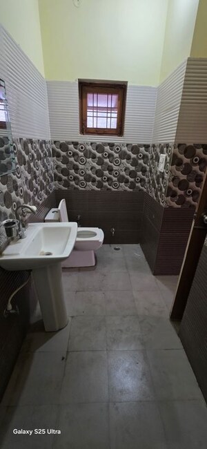 Team Area in 3 BHK Builder Floor at Aman Vihar – for Rent