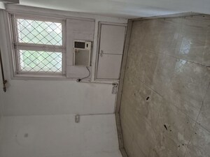 Room in 3.5 BHK Apartment at Mayur Vihar – for Sale