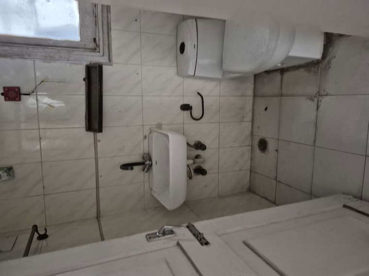 Bathroom, mayur vihar 3.5 Bedroom 1350 Sq.Ft. Apartment In Mayur Vihar Delhi 10609908