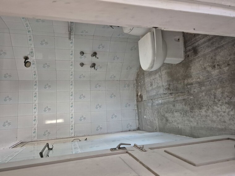 Bathroom, mayur vihar 3.5 Bedroom 1350 Sq.Ft. Apartment In Mayur Vihar Delhi 10609908