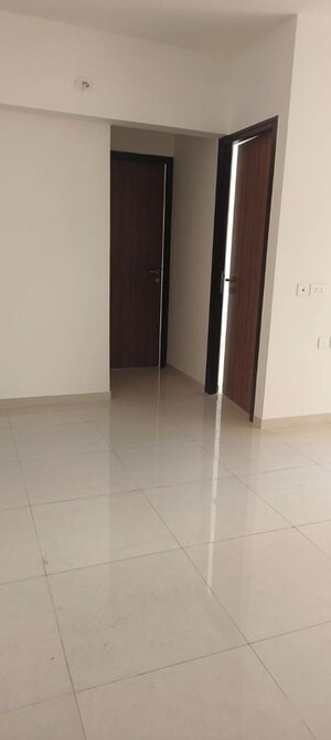 Room in 1 BHK Apartment at Lodha Amara, Kolshet Road – for Rent