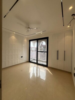 Room in 4 BHK Apartment at Sector 12 Dwarka – for Rent