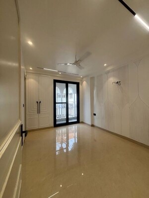 Room in 4 BHK Apartment at Sector 12 Dwarka – for Rent