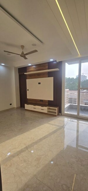 Room in 2.5 BHK Apartment at Ansal Plaza Sector-23, Sector 23 – for Rent