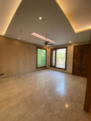Room in 2.5 BHK Apartment at Ansal Plaza Sector-23, Sector 23 – for Rent
