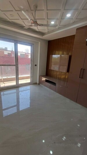 Room in 3 BHK Builder Floor at Sector 22 – for Rent