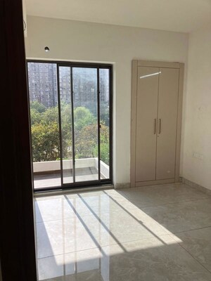 Room in 3 BHK Apartment at Nirala Estate II, Tech Zone 4 Greater Noida – for Rent