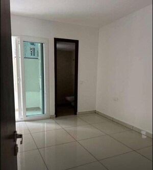 Room in 3 BHK Apartment at Hermitage Centralis, Vip Road – for Rent