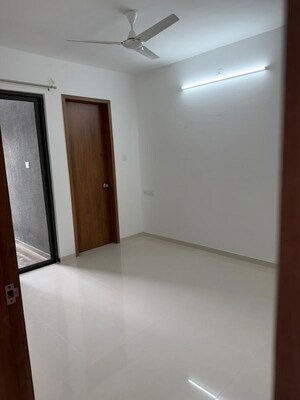 Room in 3 BHK Apartment at Goel Ganga Utopia, Bavdhan – for Rent