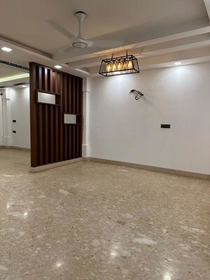 Room in 3 BHK Builder Floor at Smart World Orchard, Sector 61 – for Rent