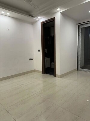 Room in 3 BHK Builder Floor at Smart World Orchard, Sector 61 – for Rent