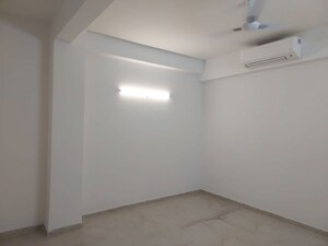 Room in 3 BHK Builder Floor at Smart World Orchard, Sector 61 – for Rent