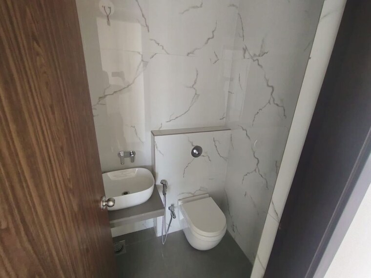 Bathroom, kapur bawdi 4 Bedroom 2200 Sq.Ft. Apartment In Kapur Bawdi Thane 10610302