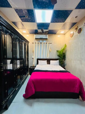 Bedroom in 2 BHK Apartment at Shankar Darshan, Vile Parle West – for Rent
