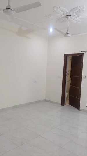 Room in 3 BHK Builder Floor at South City 1 – for Rent