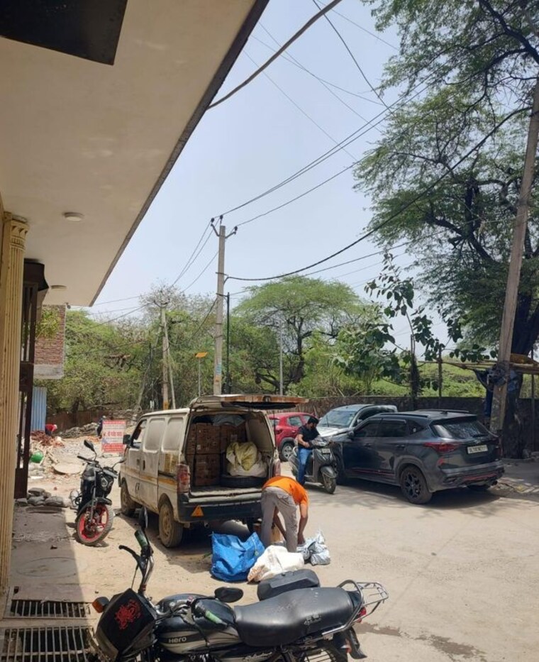  Parking, mehrauli Commercial Shop 400 Sq.Ft. In Mehrauli Delhi 10610304