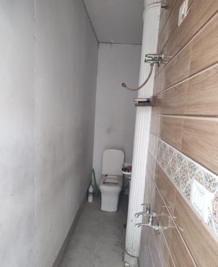 Bathroom, mehrauli Commercial Shop 400 Sq.Ft. In Mehrauli Delhi 10610304